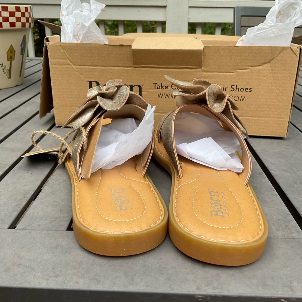 NWT Born Women's Gold Floral Sandals Size 8M - Picture 5 of 9